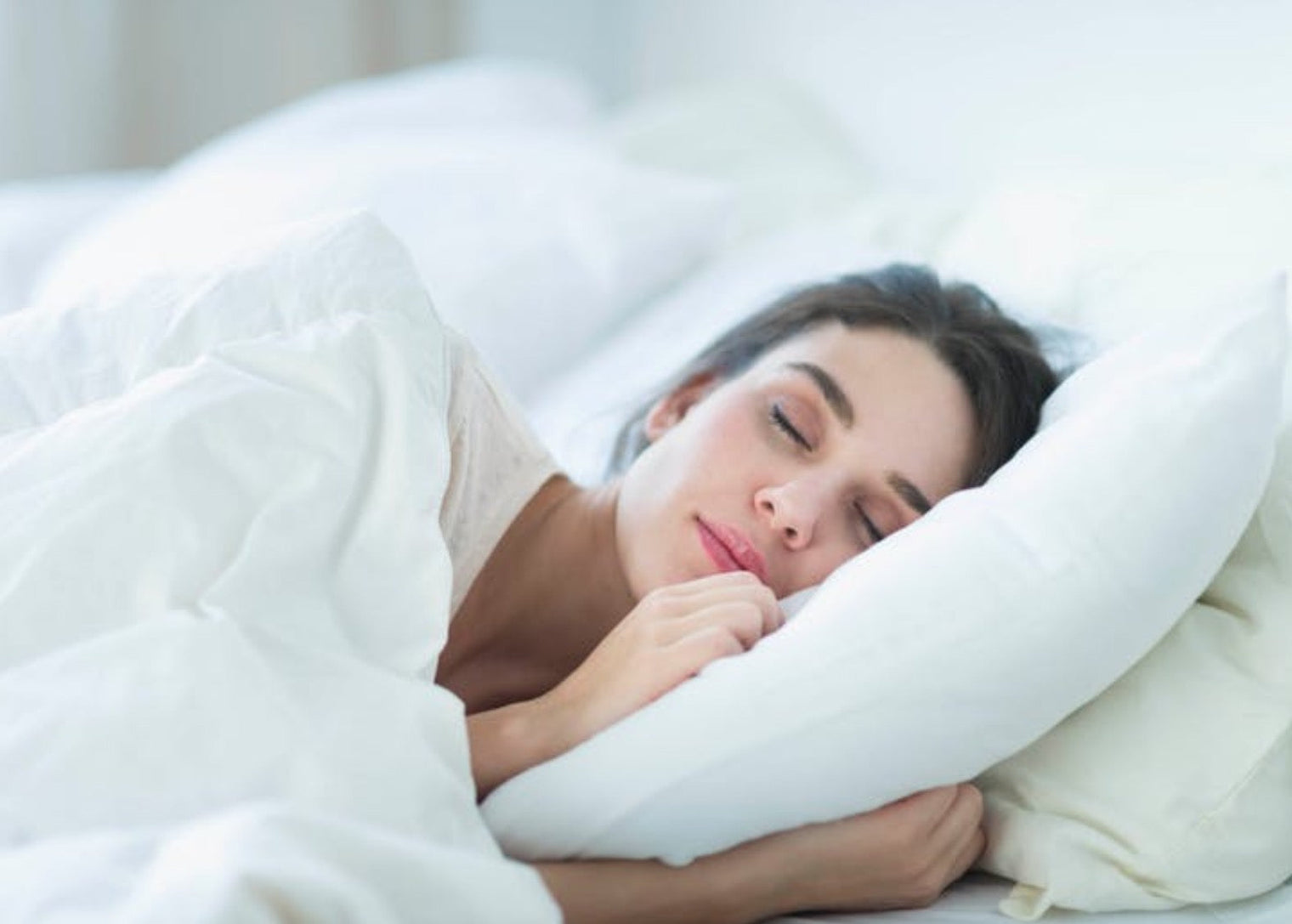 The Best Pillows for 5 Common Sleep Issues (and Napping in Noisy Places)